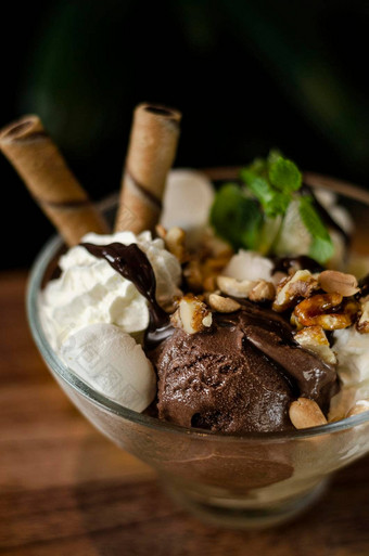 巧克力薄荷香草冰奶油圣代甜点碗