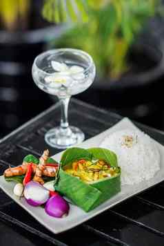 新鲜的鱼椰子咖喱大米亚洲餐越南