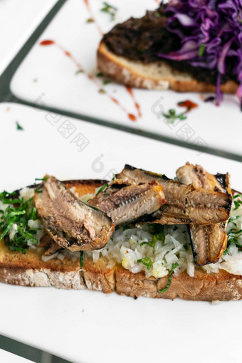 葡萄牙语蒂博纳开放烤面包三明治餐前小吃沙丁鱼洋葱大蒜