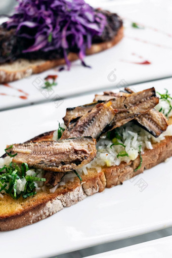 葡萄牙语蒂博纳开放烤面包三明治餐前小吃<strong>沙丁鱼</strong>洋葱大蒜