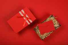 开放红色的礼物盒子丝带弓信封