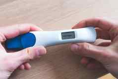 女人检查怀孕测试结果积极的怀孕