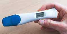 女人检查怀孕测试结果积极的怀孕了