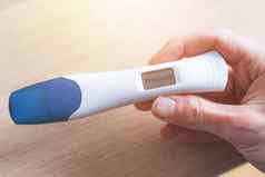 女人检查怀孕测试结果积极的怀孕了