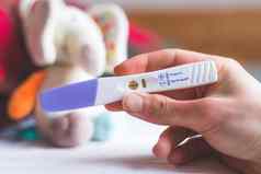 女人检查怀孕测试结果积极的