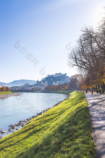 欧洲城市旅行萨尔茨堡城市河萨尔察赫秋天色彩斑斓的阳光奥地利