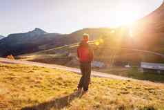 徒步旅行女孩享受日落山温暖的颜色阿尔卑斯山脉奥地利