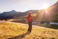 徒步旅行女孩享受日落山温暖的颜色阿尔卑斯山脉奥地利