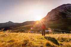 徒步旅行女孩享受日落山坐着地面温暖的颜色阿尔卑斯山脉奥地利