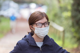 女人口罩玷污了眼镜肖像电晕概念