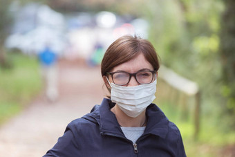 女人口罩玷污了眼镜肖像电晕概念