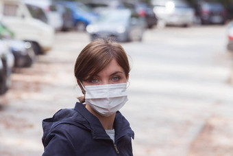 烟道电晕安全概念女人穿脸面具保护在户外