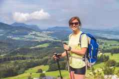 冒险山年轻的旅游女孩前岩石山奥地利