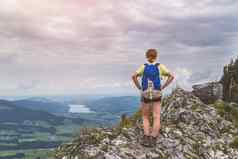 冒险山年轻的旅游女孩前岩石山奥地利
