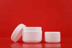 白色奶油罐子红色的背景复制空间概念奢侈品皮肤护理每天美治疗