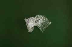 皱巴巴的塑料聚乙烯袋绿色背景污染地球清晰的塑料袋浪费概念