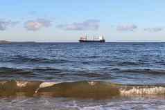大货物船波罗的海海水视图海滩拉博德国