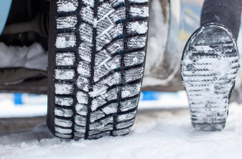 车轮胎冬天路覆盖雪