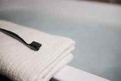 黑色的牙刷白色毛巾浴室模糊背景灰色的蓝色的颜色