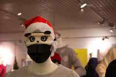 人体模型圣诞老人老人他穿黑色的保护面具可爱的睡眠面具