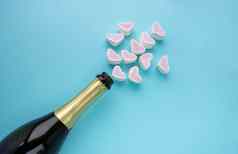 开放瓶香槟心蓝色的背景假期概念一年情人节一天3月