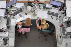 女人的同事们智能手机办公室演示消息细胞电话前视图工作天办公室经理工人女显示电话员工工作场所沟通