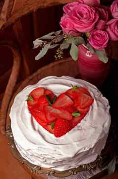 自制的奶油层蛋糕新鲜的色彩斑斓的美味的甜点多汁的草莓甜蜜的生奶油