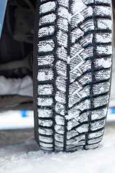 车轮胎冬天路覆盖雪