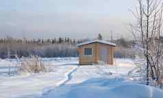 木房子边缘森林一层小屋冬天天气单私人房子森林国家房子小道小屋中间雪地里小屋阳光明媚的冬天一天