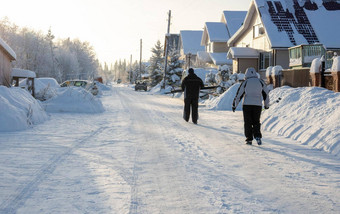 冷淡的农村路景观冬天白雪覆盖的农村路人未来滑雪旅行脸可见