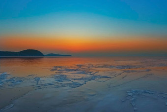 海景明亮的橙色日落冰浮冰海岸线