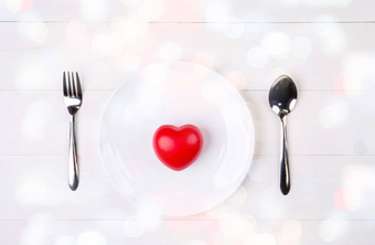 情人节一天心形状菜用具弓晚餐木表格勺子叉板桌子上周年纪念日庆祝活动爱复制空间前视图假期概念