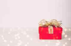 红色的礼物盒子木表格散景背景爱浪漫礼物庆祝活动周年纪念日惊喜桌子上快乐生日复制空间情人节一天概念