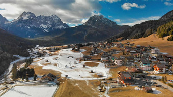 萨帕达滑雪小道空中视图冬天季节意大利阿尔卑斯山脉