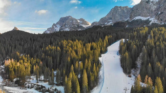 萨帕达滑雪小道空中视图冬天季节意大利阿尔卑斯山脉