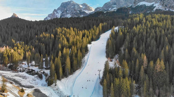 萨帕达滑雪小道空中视图冬天季节意大利阿尔卑斯山脉