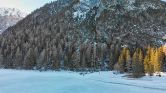 布雷斯湖沾上污渍冬天空中视图无人机意大利阿尔卑斯山脉