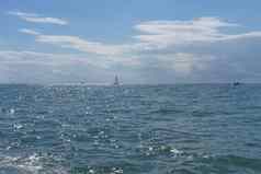 海景小船只清晰的蓝色的天空