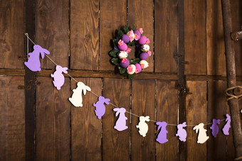 复活节装饰花环鸡蛋紫色的白色颜色加兰兔子背景墙黑暗木