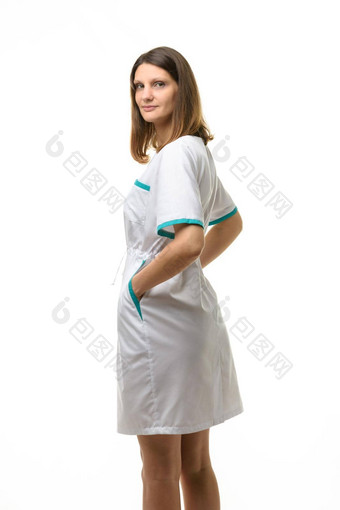 女孩白色医疗礼服转看起来框架孤立的白色背景