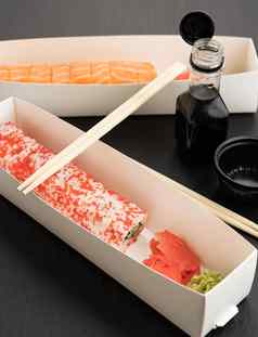 加州寿司红色的陪客鱼子酱片费城寿司鳗鱼白色盒子