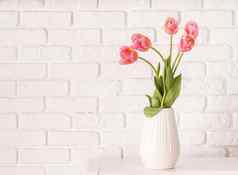 白色花瓶花束美丽的郁金香砖墙背景