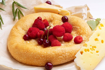 亚美尼亚式面包红色的浆果一块奶酪烤轮好<strong>早餐</strong>