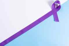 世界癌症一天紫色的丝带蓝色的背景复制空间文本医疗保健医疗概念