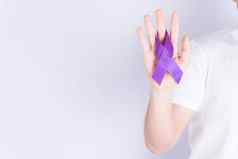 世界癌症一天手持有紫色的丝带灰色背景复制空间文本医疗保健医疗概念