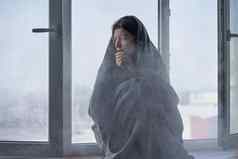 冷冬天天气女人摇晃冷坐着窗台上包装毯子冷淡的空气冲开放窗口播放住房冷冬天