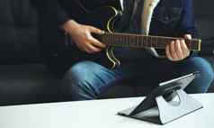 男人。学习玩吉他远程在线教训