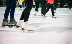 人冰滑冰冰溜冰场冬天