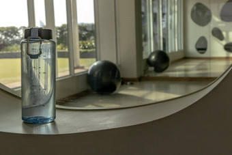 体育运动水瓶体育运动俱乐部健身房健身房间免费的空间健身房概念