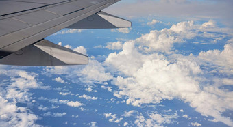 视图乘客窗口商业<strong>飞机</strong>云蓝色的天空可见<strong>飞机</strong>翼